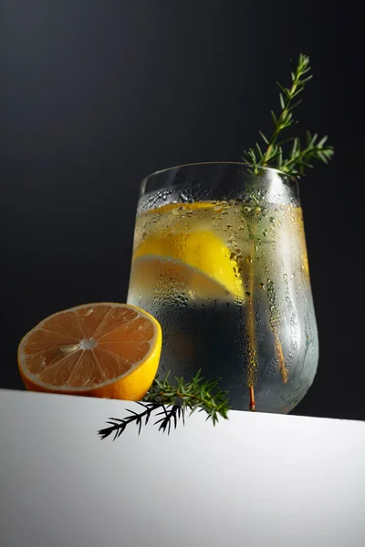 Limonlu Alkol Içeceği Cin Tonik Kokteyli Ardıç Dalı Koyu Arkaplanda — Stok fotoğraf