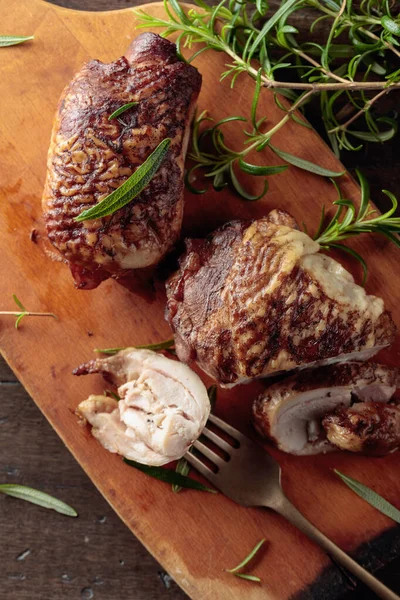 Tasty Smoked Chicken Thighs Rosemary Cutting Board Top View — Stock Photo, Image