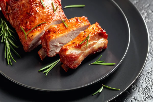 Grilled Pork Ribs Black Plate Grilled Meat Sprinkled Rosemary Black — Stock Photo, Image