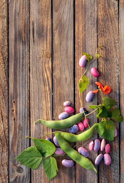 Bönor Med Blad Gammal Träbakgrund Ovanifrån Kopiera Utrymme — Stockfoto