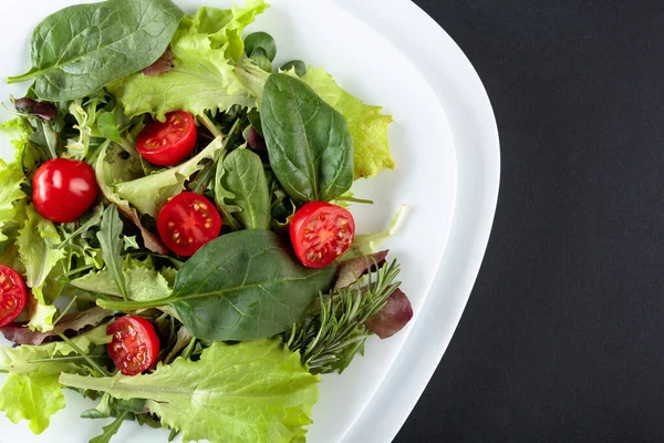 Färsk Blandad Sallad Med Körsbärstomater Svart Bakgrund Ovanifrån Kopiera Utrymme — Stockfoto