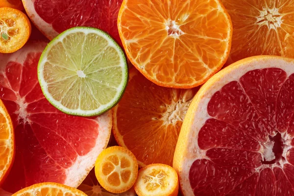 Közel Citrusfélékhez Citrom Mész Mandarin Rózsaszín Grapefruit Narancs Darabok Felülnézet — Stock Fotó