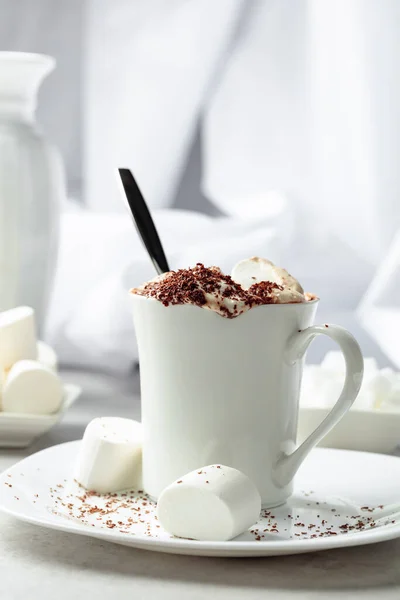 Heiße Schokolade Mit Marshmallows Bestreut Mit Schokoladenbröseln Feiertagssüßigkeiten — Stockfoto