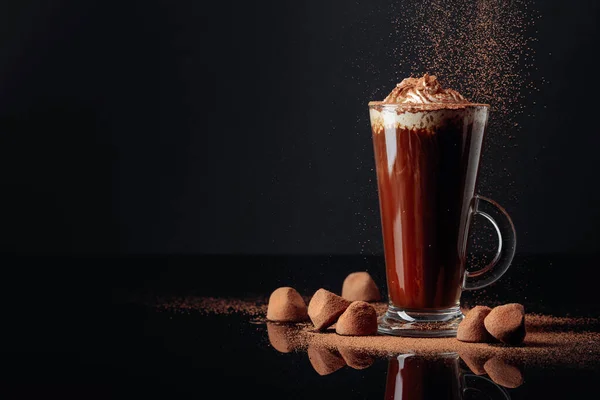 Truffels Glas Warme Chocolademelk Met Slagroom Snoep Drank Een Zwarte — Stockfoto