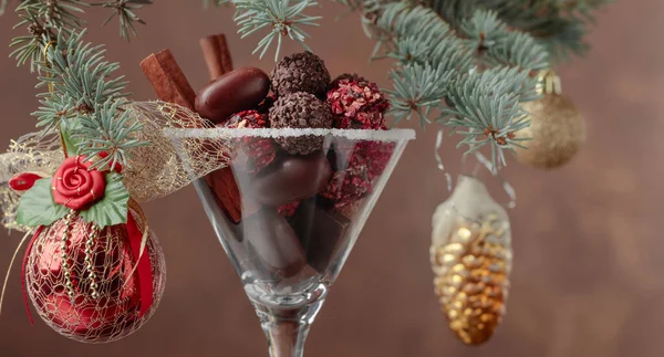 Sortimento Doces Chocolate Fino Cálice Decoração Natal Com Paus Canela — Fotografia de Stock