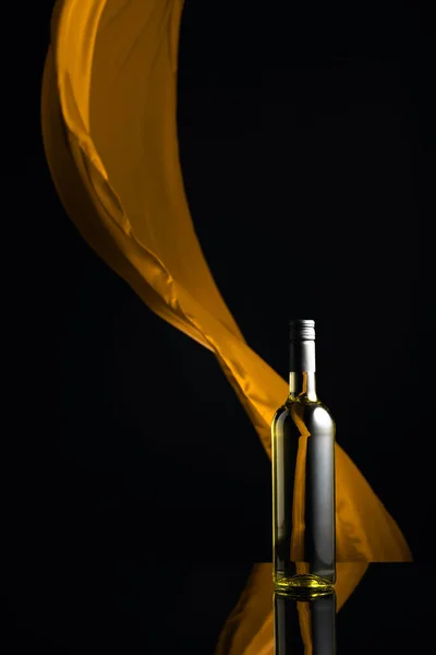 Eine Flasche Weißwein Auf Schwarzem Reflektierendem Hintergrund Hintergrund Flattert Gelbes — Stockfoto