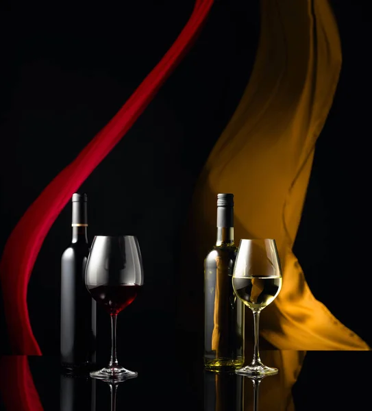 黒の反射的な背景に赤と白のワイン スペースのコピー — ストック写真