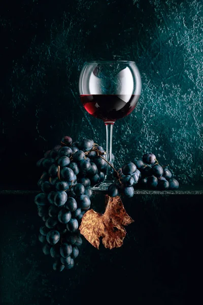 Склянка Червоного Вина Синього Винограду Висушеним Листям Лози Старому Темно — стокове фото