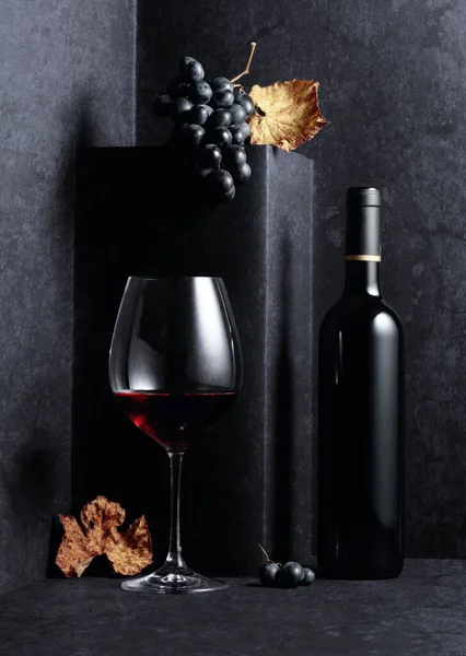 Vin Rouge Raisins Bleus Avec Des Feuilles Vigne Séchées Sur — Photo