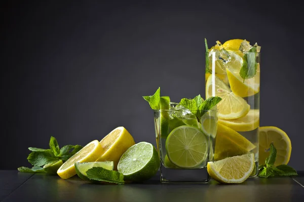 Cocktails Med Lime Citron Och Pepparmynta Blad Ett Svart Bord — Stockfoto