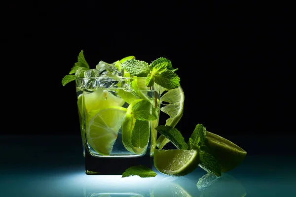 Cóctel Con Hojas Lima Hielo Menta Sobre Una Mesa Cristal — Foto de Stock