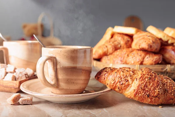 Ontbijt Met Warme Zwarte Koffie Verse Gebak Een Keukentafel — Stockfoto