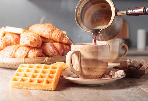 Mic Dejun Cafea Neagră Fierbinte Produse Patiserie Proaspete Masă Bucătărie — Fotografie, imagine de stoc