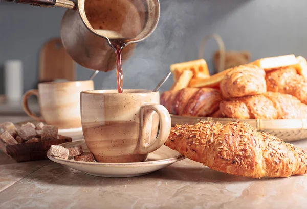 Ontbijt Met Warme Zwarte Koffie Verse Gebak Een Keukentafel — Stockfoto