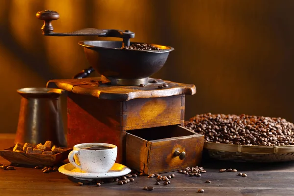Filiżanka Czarnej Kawy Młynek Kawy Palona Fasola Drewnianym Stole — Zdjęcie stockowe