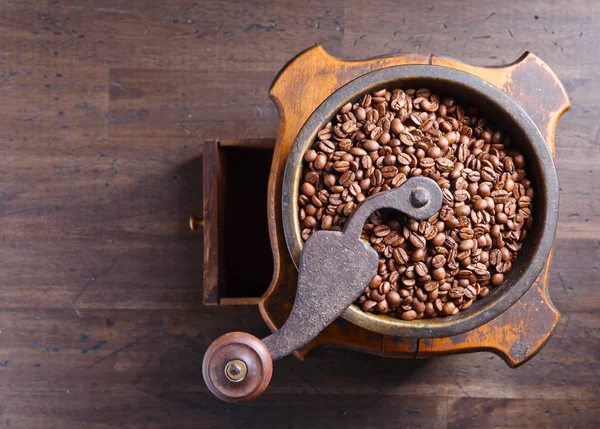 Geröstete Kaffeebohnen Einer Alten Kaffeemühle Ansicht Von Oben Kopierraum — Stockfoto