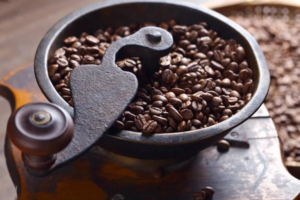 Geroosterde Koffiebonen Een Oude Koffiemolen Selectieve Focus — Stockfoto