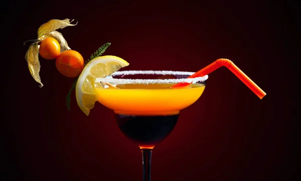 Cocktail Con Physalis Kumquat Limone Fondo Scuro — Foto Stock