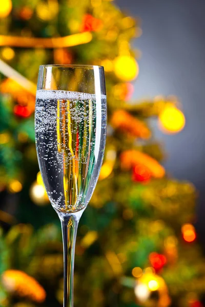 有香槟和圣诞装饰品的杯子 注重前景 — 图库照片