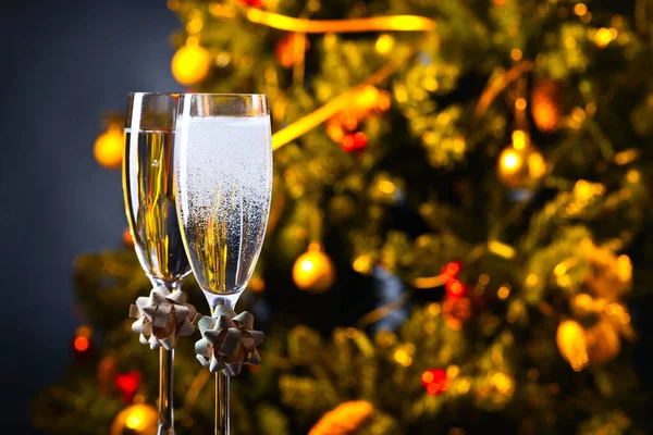 Twee Glazen Met Champagne Kerstversiering Focus Een Voorgrond — Stockfoto