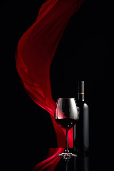 Flasche Und Glas Rotwein Auf Schwarzem Reflektierendem Hintergrund Hintergrund Flattert — Stockfoto