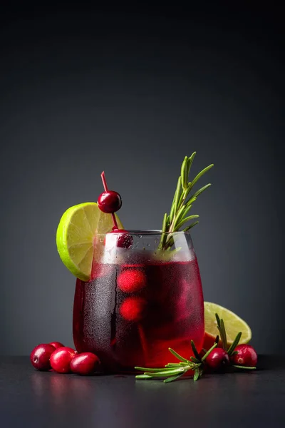 Cocktail Mirtillo Guarnito Con Frutti Bosco Lime Rosmarino Cocktail Vetro — Foto Stock