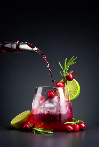 Cocktail Mirtillo Guarnito Con Frutti Bosco Lime Rosmarino Vetro Congelato — Foto Stock