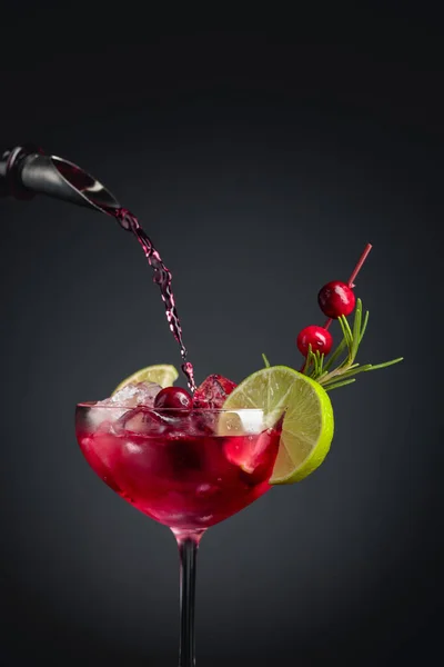 Cranberry Cocktail Garnerad Med Bär Lime Och Rosmarin Fryst Glas — Stockfoto