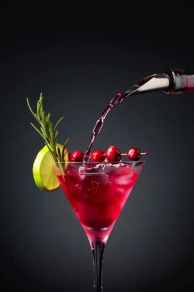 Cocktail Mirtillo Guarnito Con Frutti Bosco Lime Rosmarino Vetro Congelato — Foto Stock