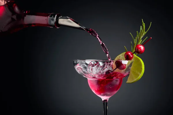 Cranberry Cocktail Garnerad Med Bär Lime Och Rosmarin Fryst Glas — Stockfoto