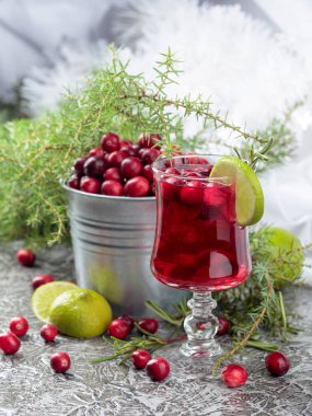 Böğürtlenli, limonlu ve biberiyeli kızılcık içeceği. Boşluğu kopyala.