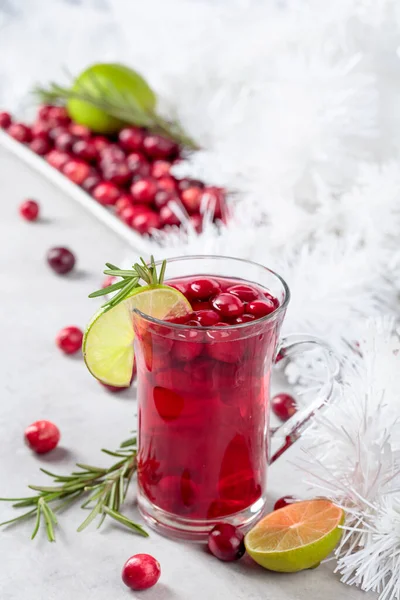 Minuman Cranberry Natal Dengan Buah Beri Jeruk Nipis Dan Rosemary — Stok Foto