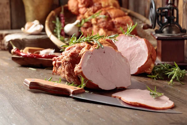 Gerookte Ham Met Kruiden Specerijen Keukengerei Een Oude Houten Tafel — Stockfoto