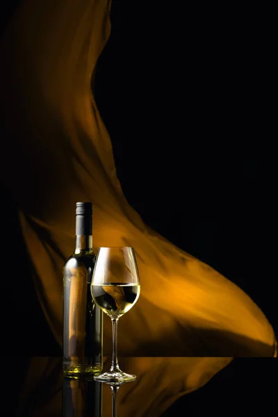 Siyah Yansıtıcı Arka Planda Bir Şişe Beyaz Şarap Sarı Kumaş — Stok fotoğraf