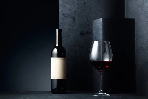 Rotwein Auf Schwarzem Hintergrund Auf Einer Flasche Altes Leeres Etikett — Stockfoto