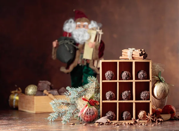 Chocolade Snoepjes Kerstversieringen Gebroken Stukjes Chocolade Kaneelstokjes Anijs Koffiebonen Een — Stockfoto