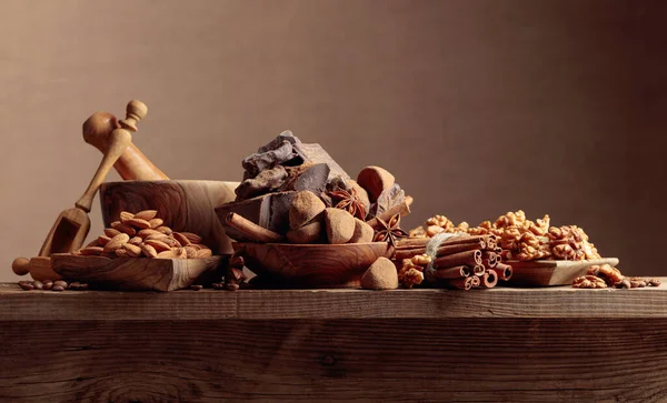 Verschiedene Pralinen Mit Zutaten Auf Einem Alten Holztisch Bonbons Kaffeebohnen — Stockfoto