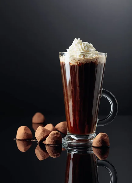Yer Mantarı Kremalı Bir Bardak Sıcak Çikolata Siyah Yansıtıcı Arka — Stok fotoğraf