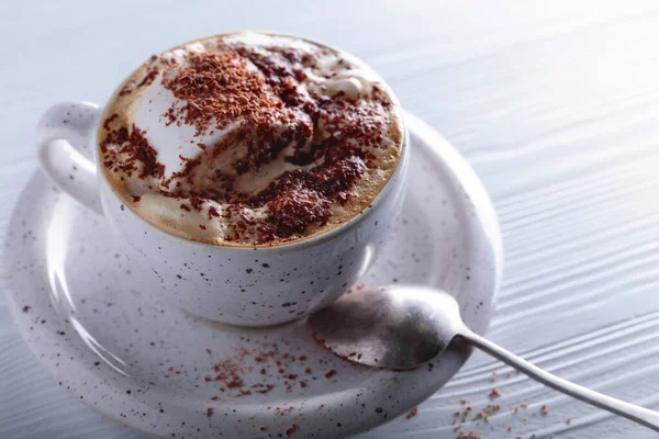 Heiße Schokolade Und Marshmallow Bestreut Mit Schokoladenstücken Auf Weißem Holztisch — Stockfoto