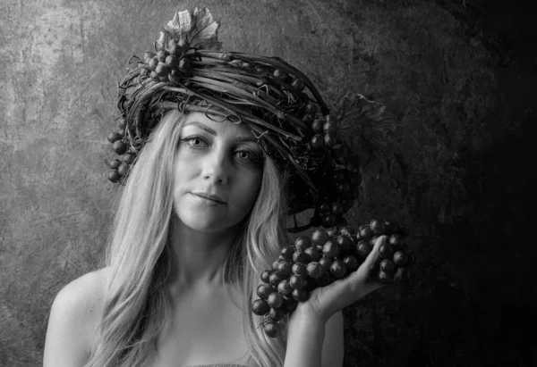 Retrato Bela Mulher Loira Caucasiana Com Uvas Imagem Tímida Uma — Fotografia de Stock