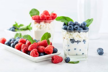 Kremalı, ahududulu ve naneli yaban mersinli krema.. 