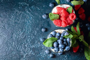 Kremalı, ahududulu ve naneli yaban mersinli krema.. 