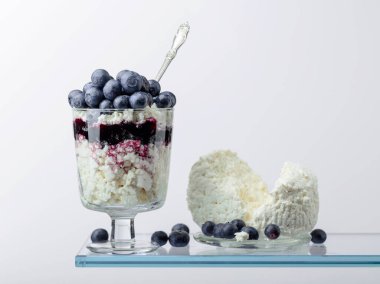 Böğürtlen reçelli süzme peynir ve beyaz arka planda taze böğürtlen. Boşluğu kopyala.