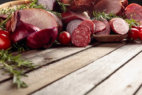 Matbricka Med Läcker Salami Skinka Färsk Korv Tomat Och Rosmarin — Stockfoto