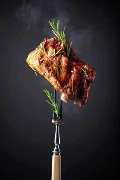 Gegrilde Varkensribbetjes Een Vork Gegrilde Vlees Bestrooid Met Rozemarijn Een — Stockfoto