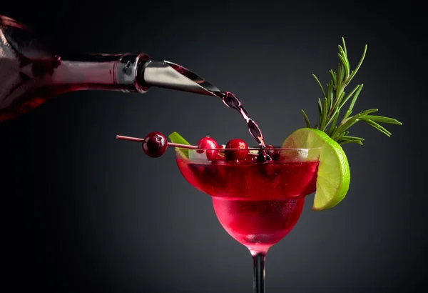 Cocktail Mirtillo Guarnito Con Frutti Bosco Lime Rosmarino Vetro Congelato — Foto Stock