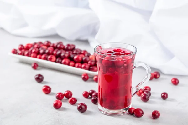 Minuman Cranberry Natal Dengan Berrieson Meja Putih Salin Ruang — Stok Foto