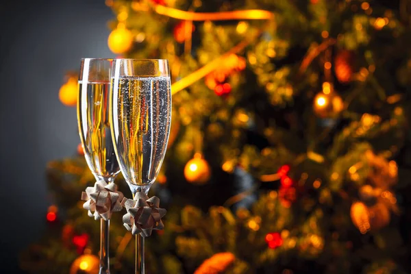 Twee Glazen Met Champagne Kerstversiering Focus Een Voorgrond — Stockfoto