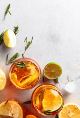 Limonlu, limonlu ve biberiye dallarıyla süslenmiş geleneksel buzlu çay. Üst Manzara. Boşluğu kopyala.