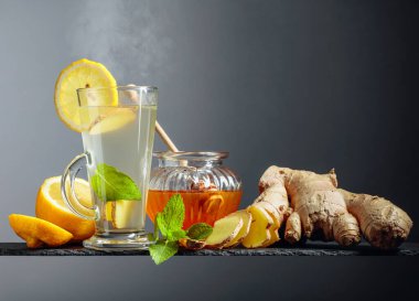 Limonlu, naneli ve ballı sağlıklı zencefil çayı. Soğuk algınlığını önleme. Boşluğu kopyala.